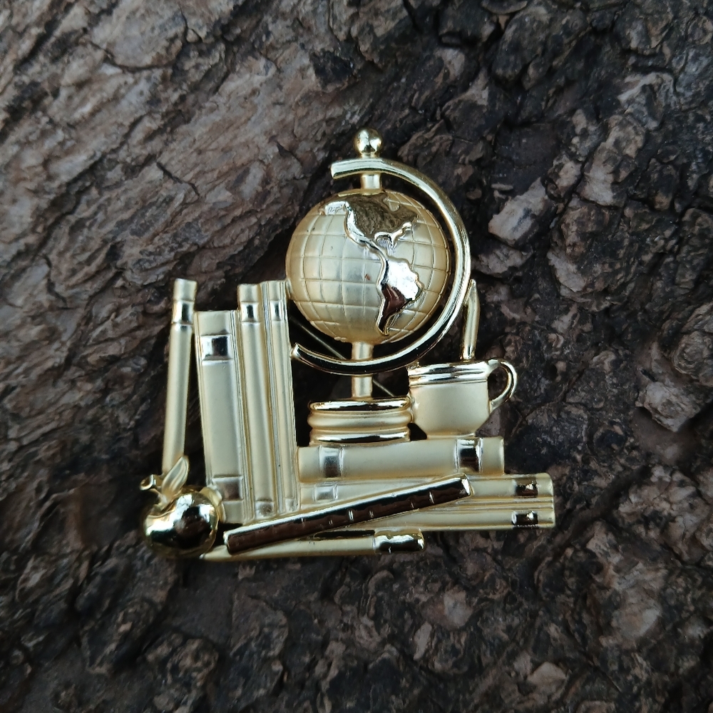 🌏 📚Globe Gold 🌍Books 🌎Brooch Pin Vinage